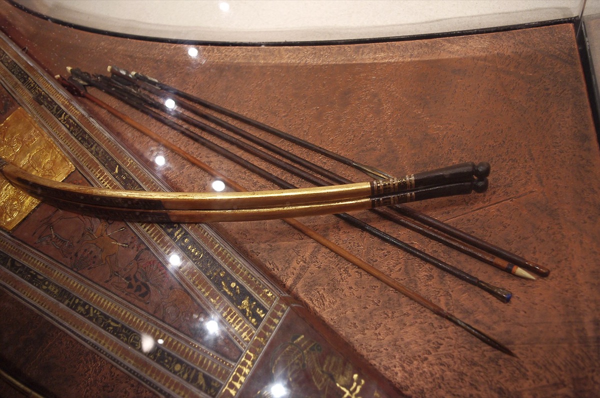 Fletching arrows by hand